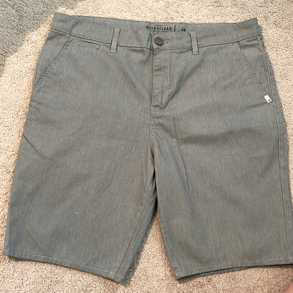 LAST CALL Men’s Quicksilver straight fit shorts